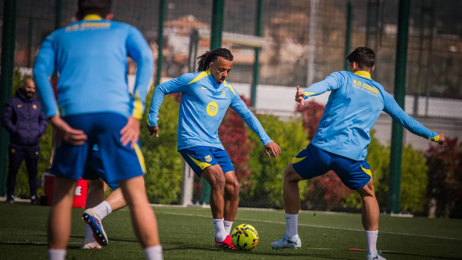Jules Kounde ya se entrena parcialmente con el grupo