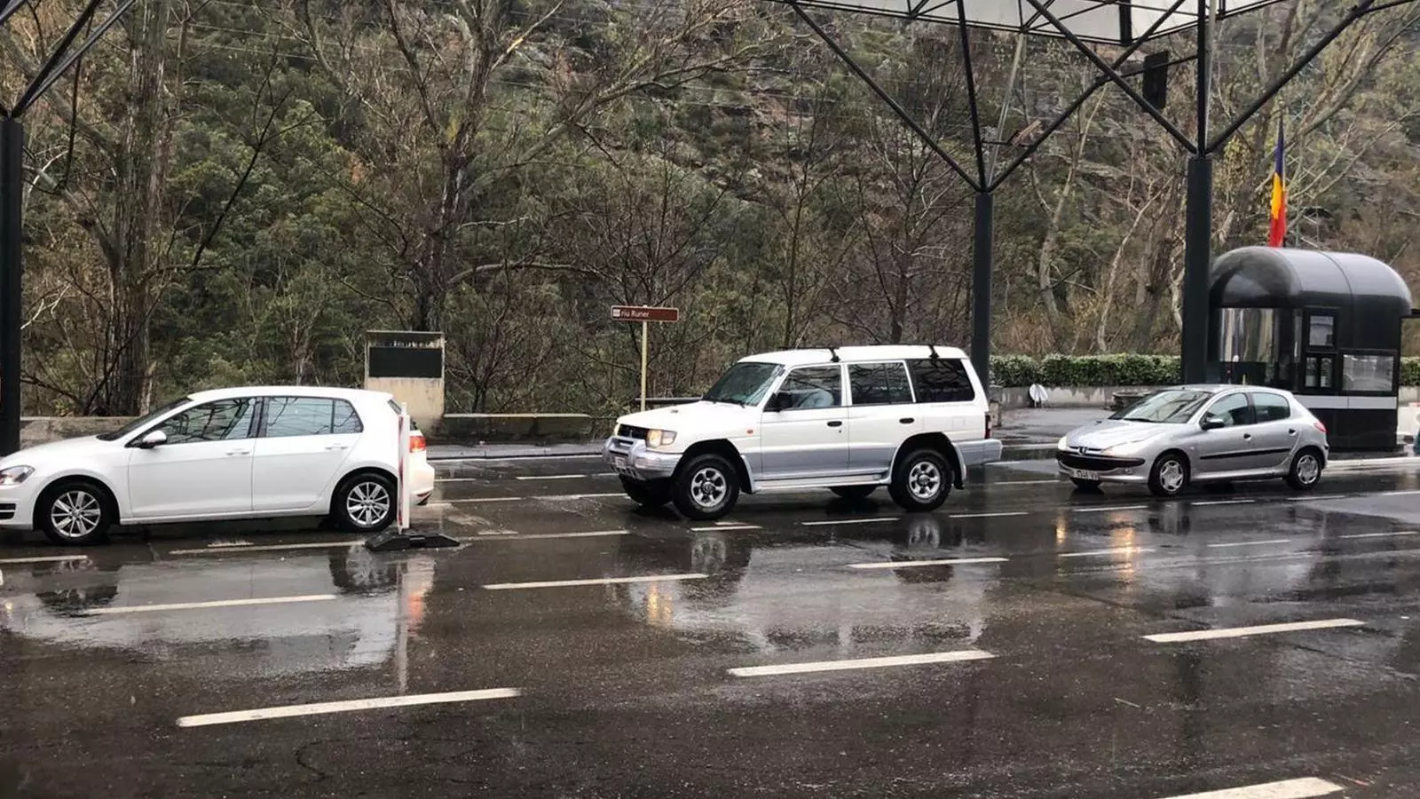 Vehicles sortint del país per la frontera hispanoandorrana.