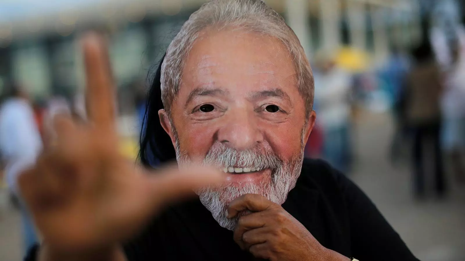 Una simpatitzant de l'expresident brasiler reclama la llibertat amb una careta de Lula, davant de la seu del Suprem a Brasília