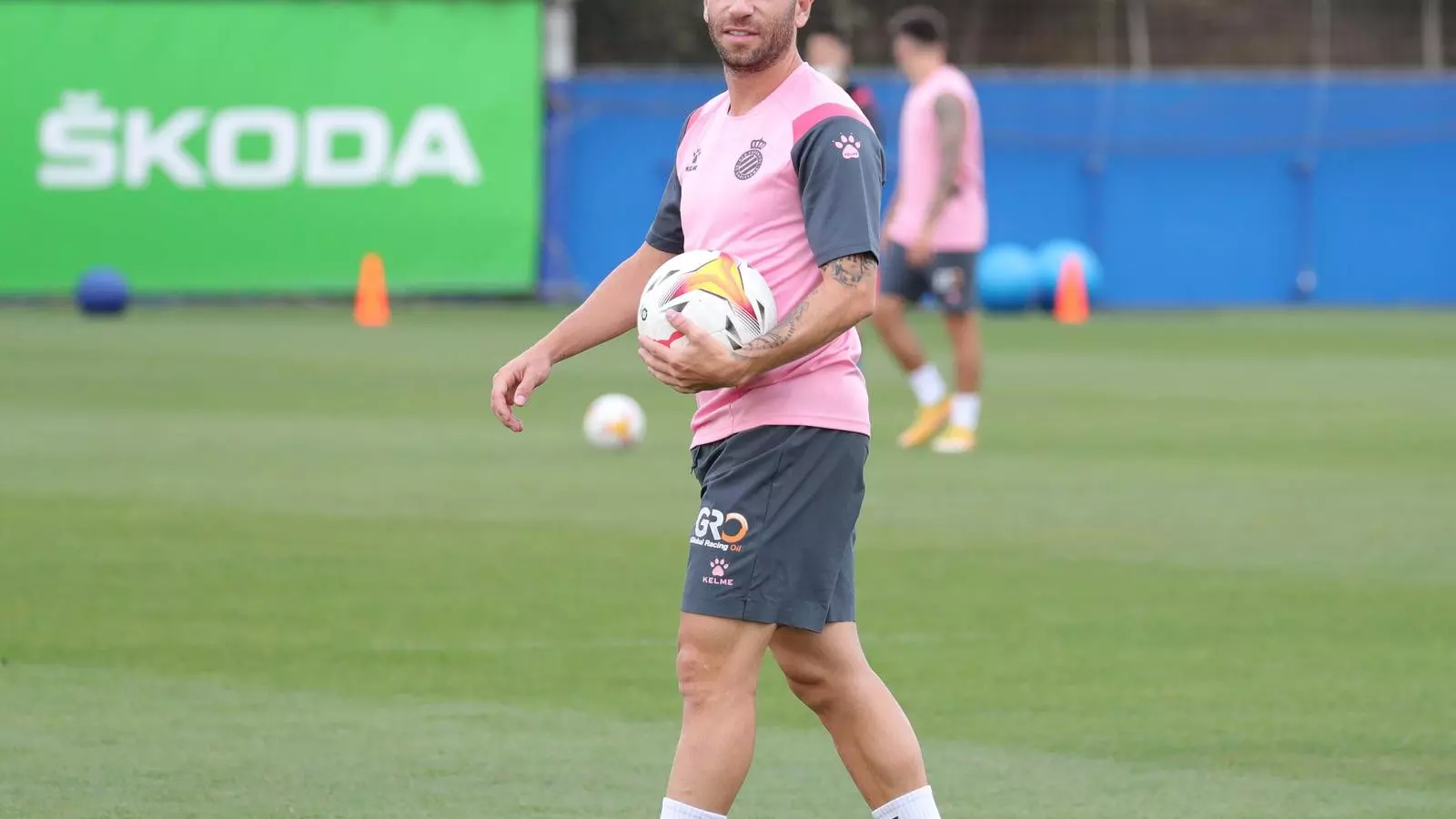 Embarba, siempre enganchado a una pelota, reivindica el fútbol de calle