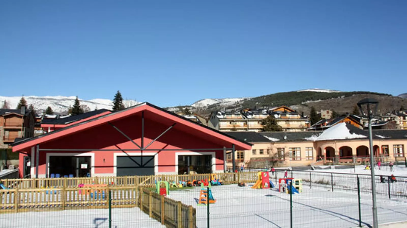 La nova escola de Llívia, en primer pla, i la vella, al fons a la dreta. / ACN