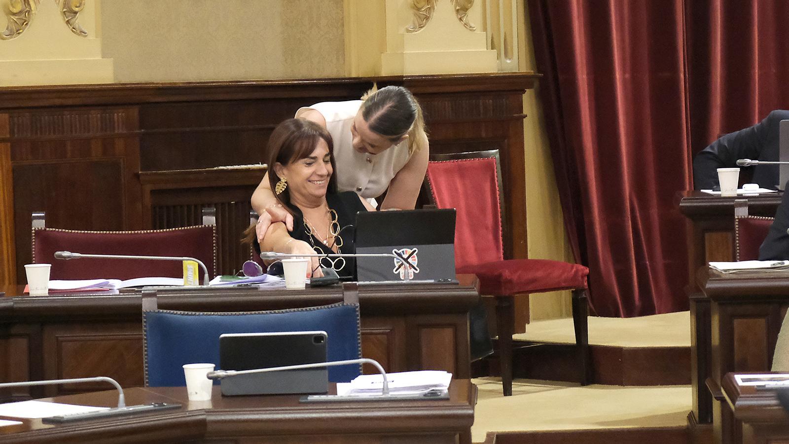 Marga Prohens umarmt Manuela Cañadas (Vox) in der Plenarsitzung des Parlaments.