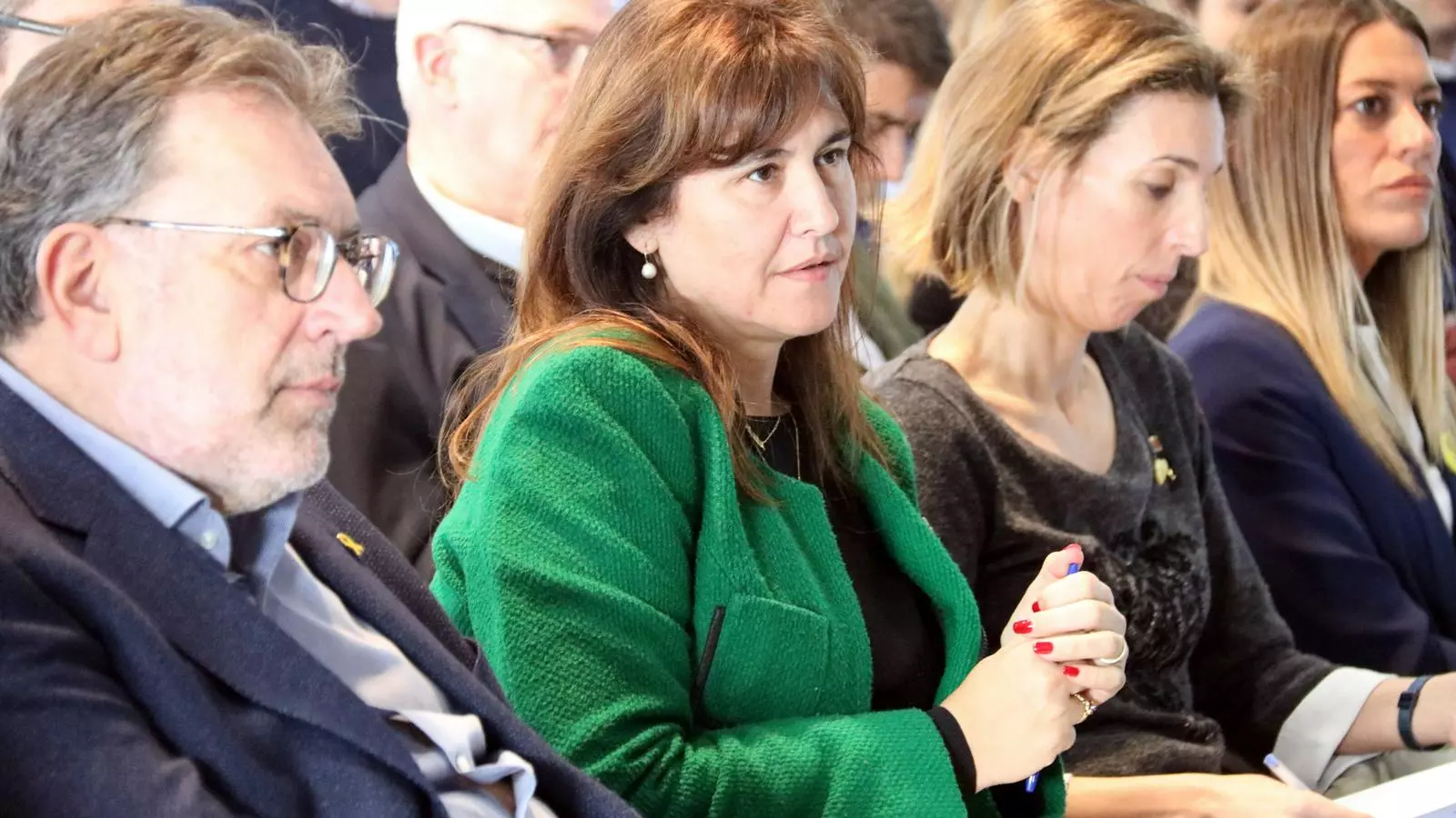 La candidata de JxCat al Congrés, Laura Borràs, entre Josep Lluís Cleries i la consellera Maria Àngels Chacón