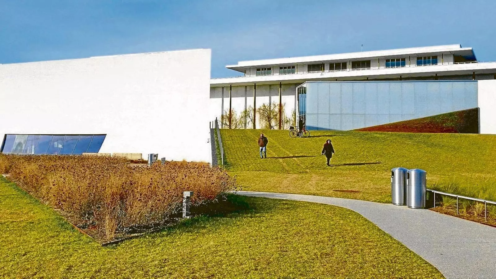 A l’esquerra, vista exterior de The REACH, a Washington, una obra que segons l’arquitecte reuneix bona part de les seves experimentacions. A dat i a sota, vistes exteriors i interior de la celebrada Hunters Point Library de Nova York.