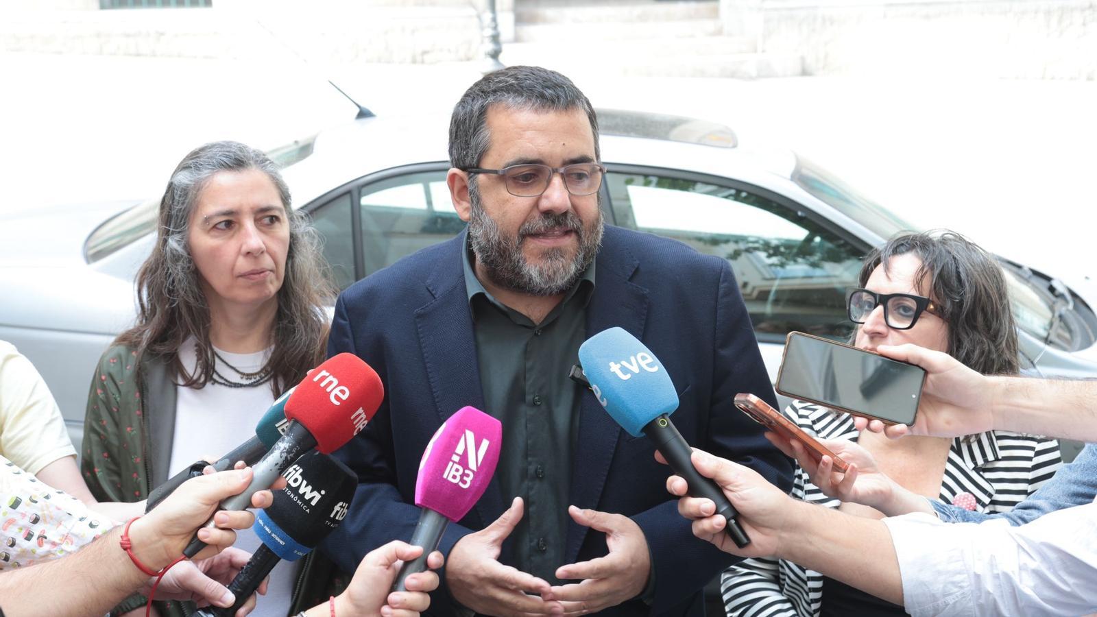 El diputat Vicenç Vidal amb dues representants de MÉS per Mallorca