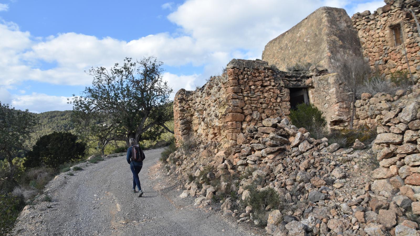A lo largo de la ruta se pueden ver construcciones correspondientes a las viviendas de las antiguas fincas de labor del Rafal Trobat.