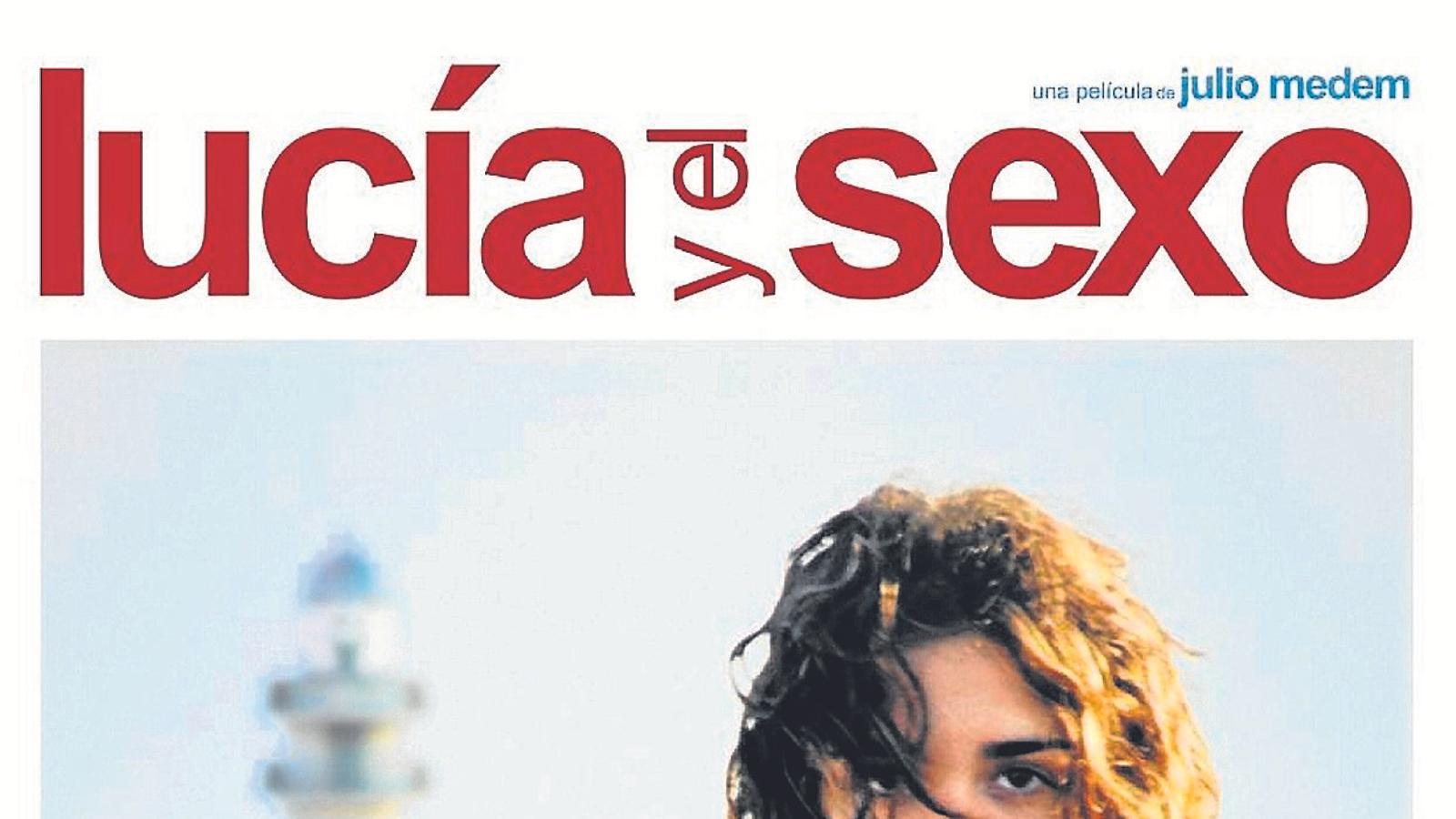 El cartell promocional de Lucía y el sexo, on apareix l’actriu Paz Vega dalt d’una moto i amb el far de Barbaria de fons.