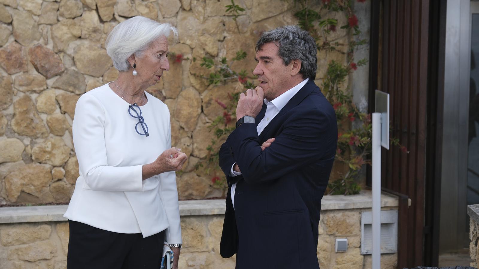La presidenta del Banco Central Europeo, Christine Lagarde, conversa con el gobernador del Banco de España, José Luis Escrivá.