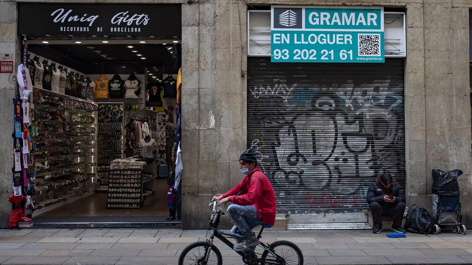 Un local tancat i una de les noves botigues de souvenirs del carrer Ferran, al barri Gòtic de Barcelona