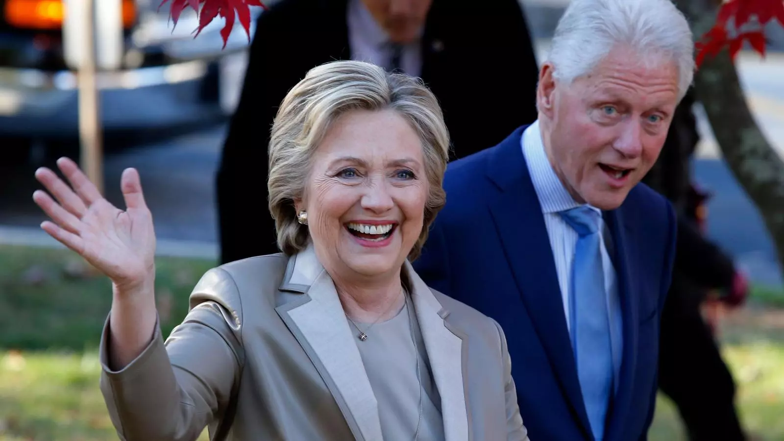 Els Clinton saluden als seus partidaris a la sortida del col·legi electoral.