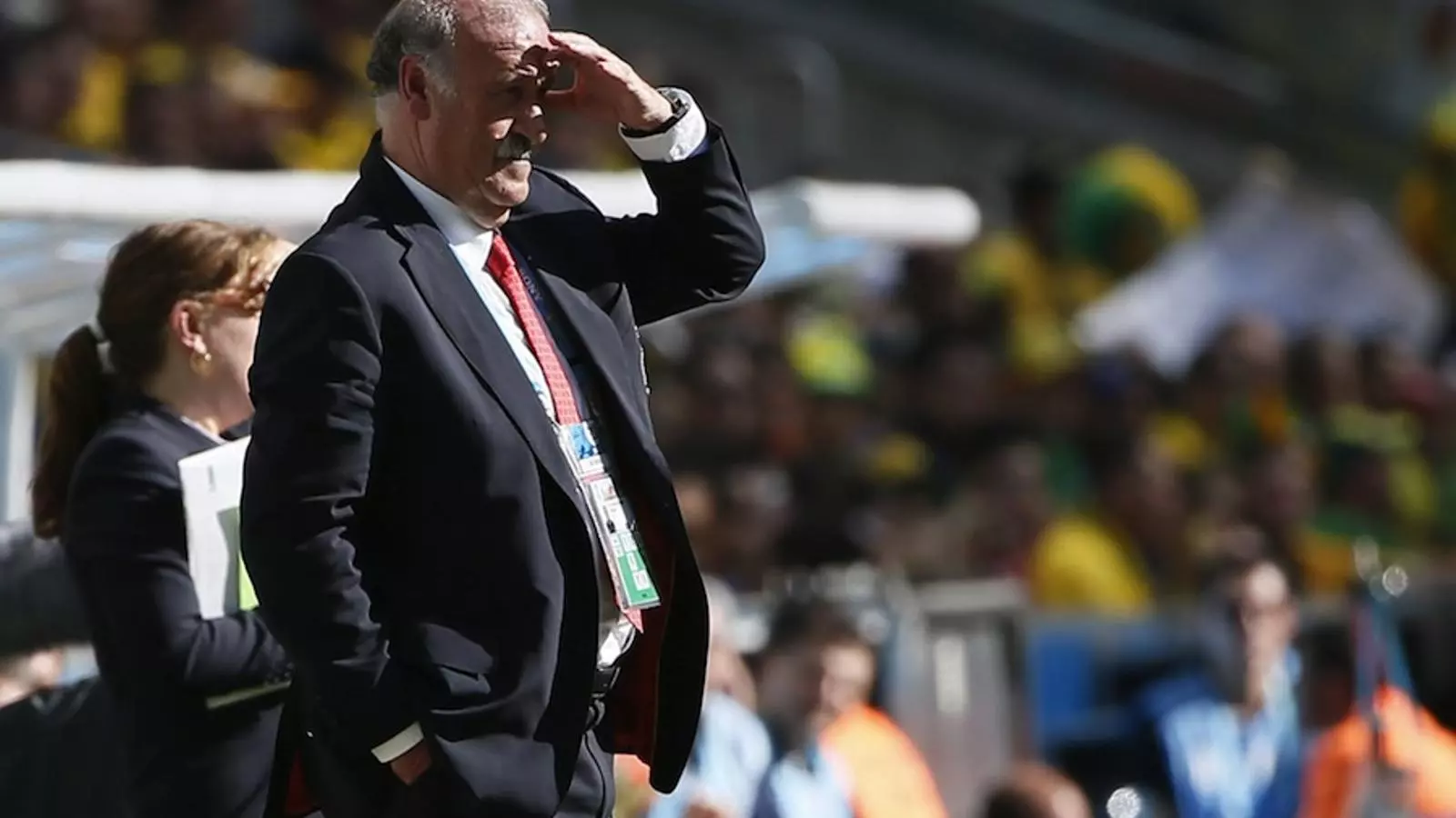 Vicente del Bosque es protegeix del sol durant l'Espanya-Austràlia