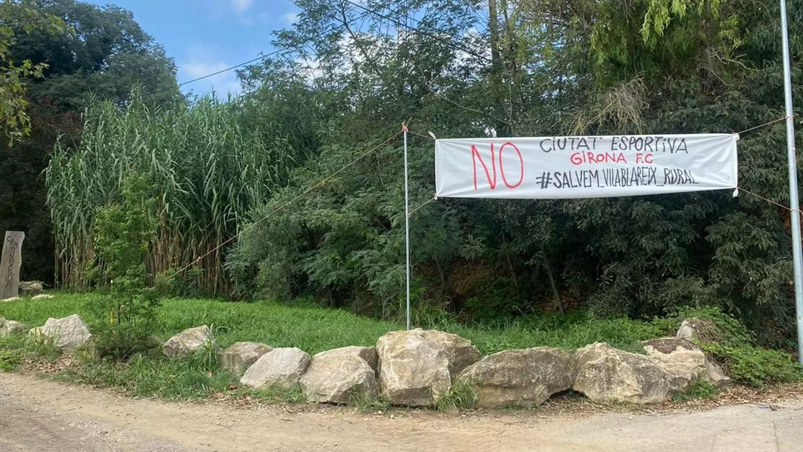 Una de les pancartes penjades a Vilablareix