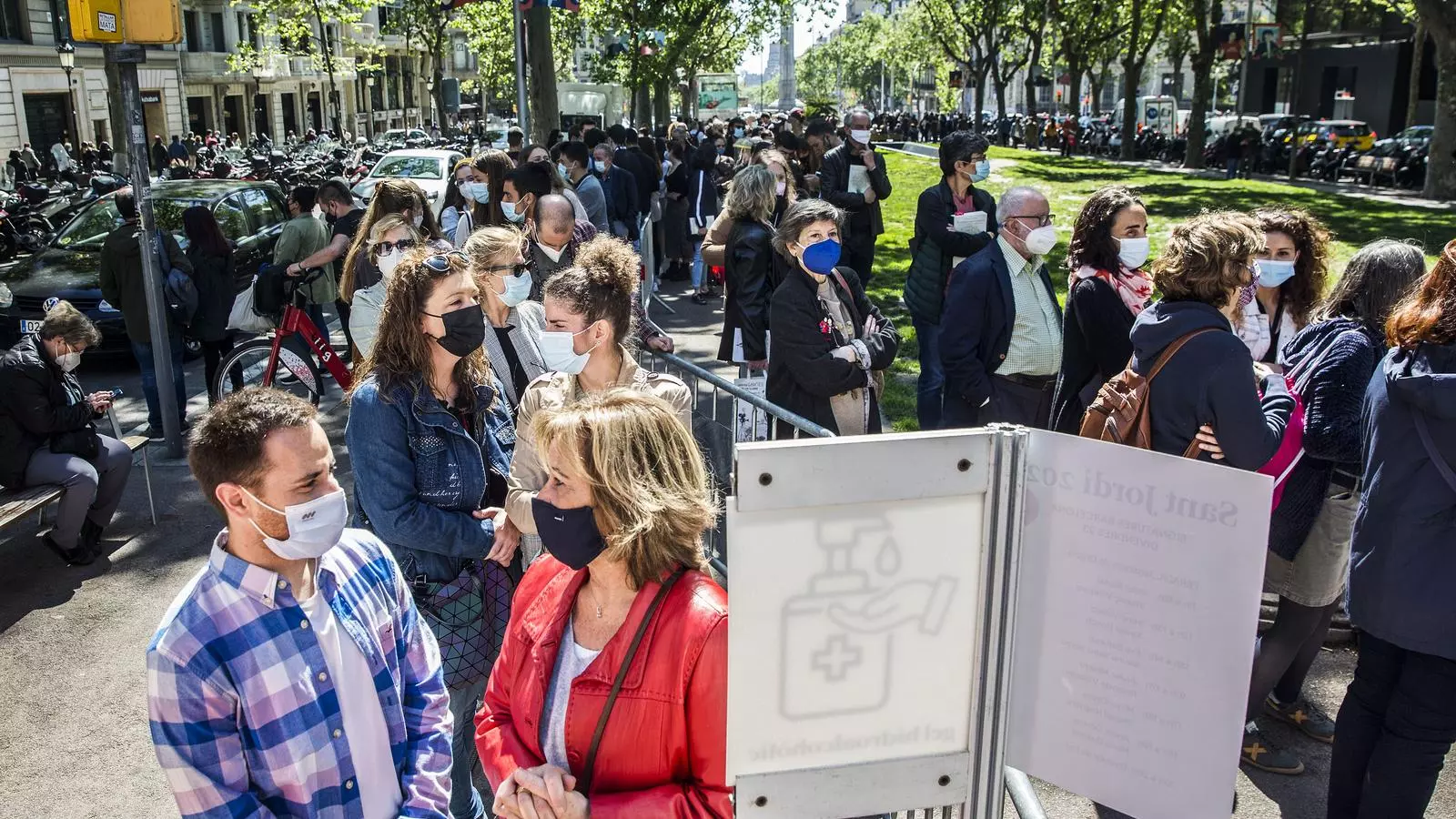 Cua para entrar en uno de los recintos perimetrales, el de los jardinets de Gràcia