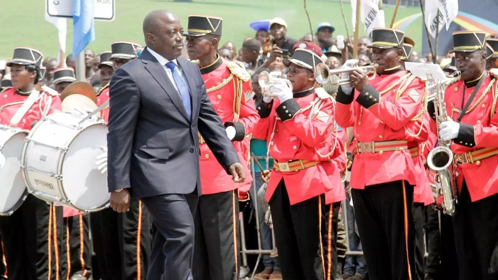 El president Joseph Kabila passa revisa a la guàrdia militar.