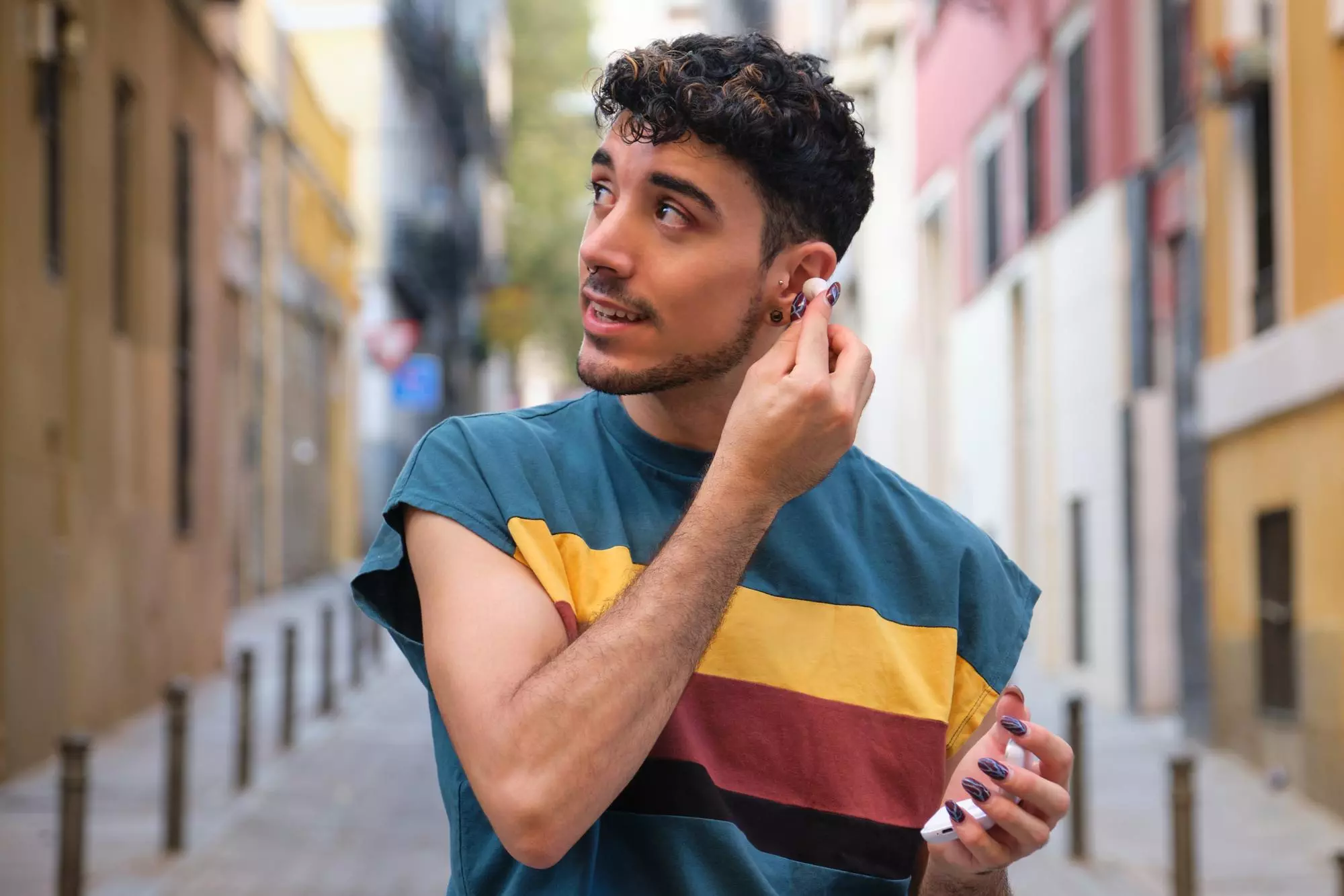 Noi amb les ungles pintades
