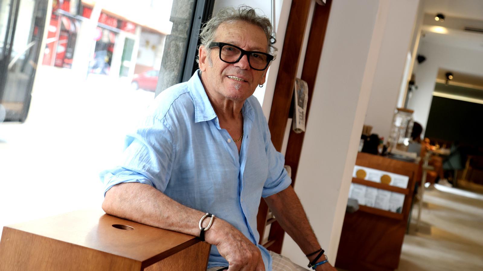 El cantante mallorquín Llorenç Santamaria durante la entrevista en un bar de Palma.