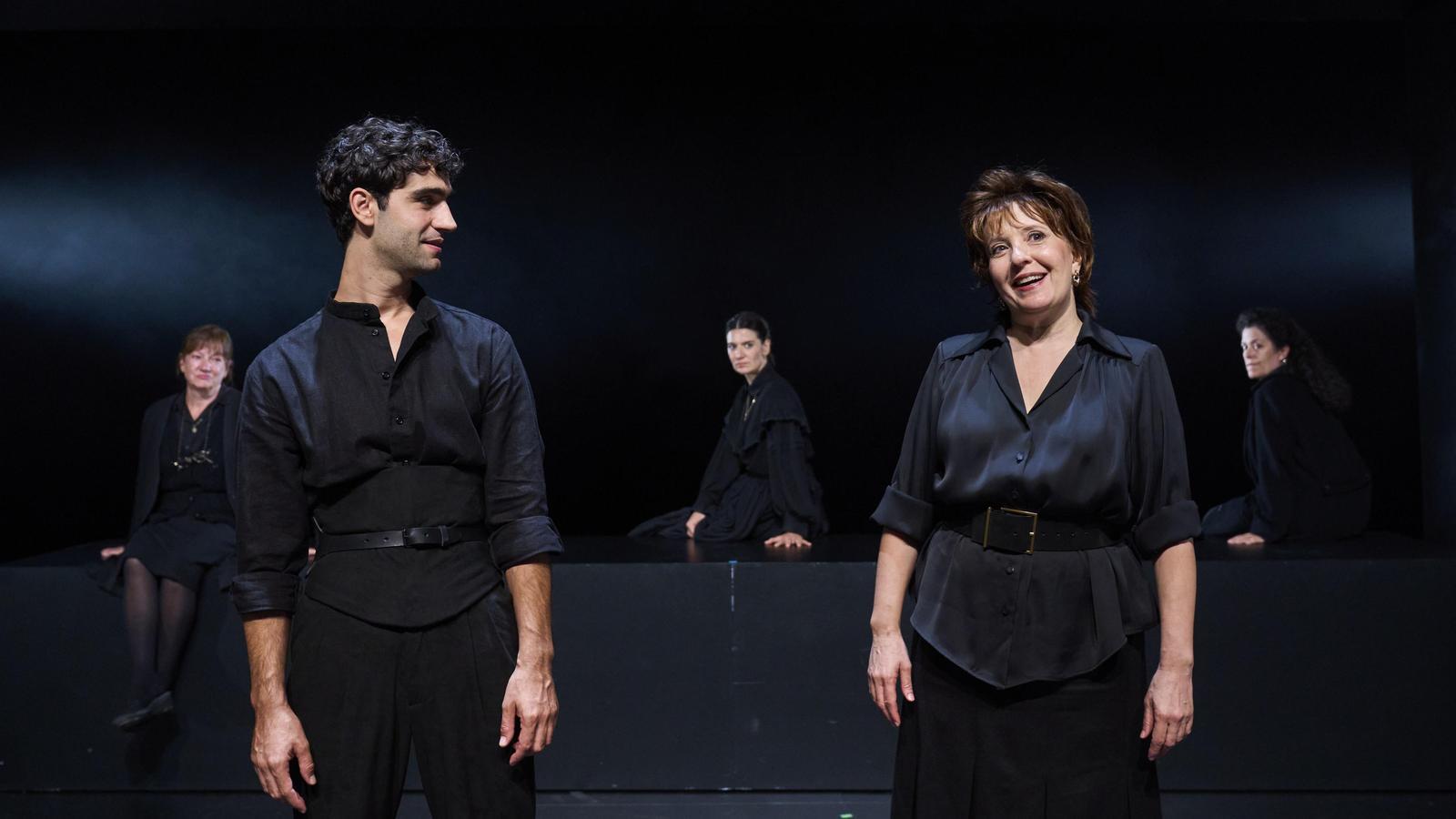 A scene from the show 'El Cadell', with Marc Tarrida and Àurea Márquez in the foreground