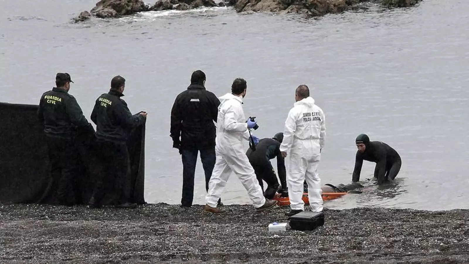 Agentes de los equipos de rescate que trabajan en la frontera, en una imagen de archivo.