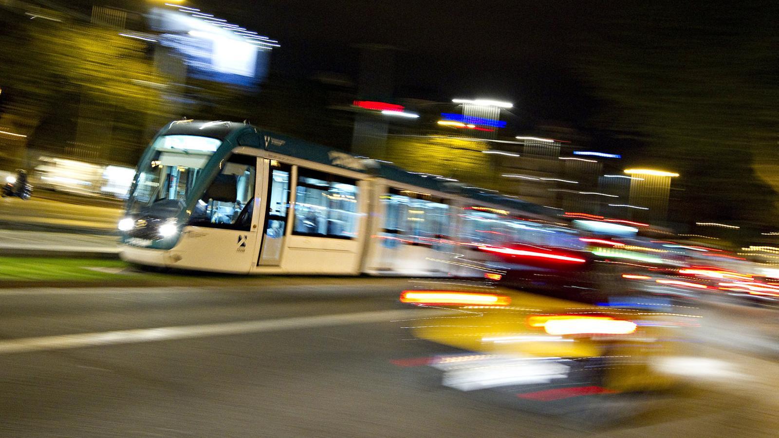 The Trambaix running along the Diagonal in an archive image.