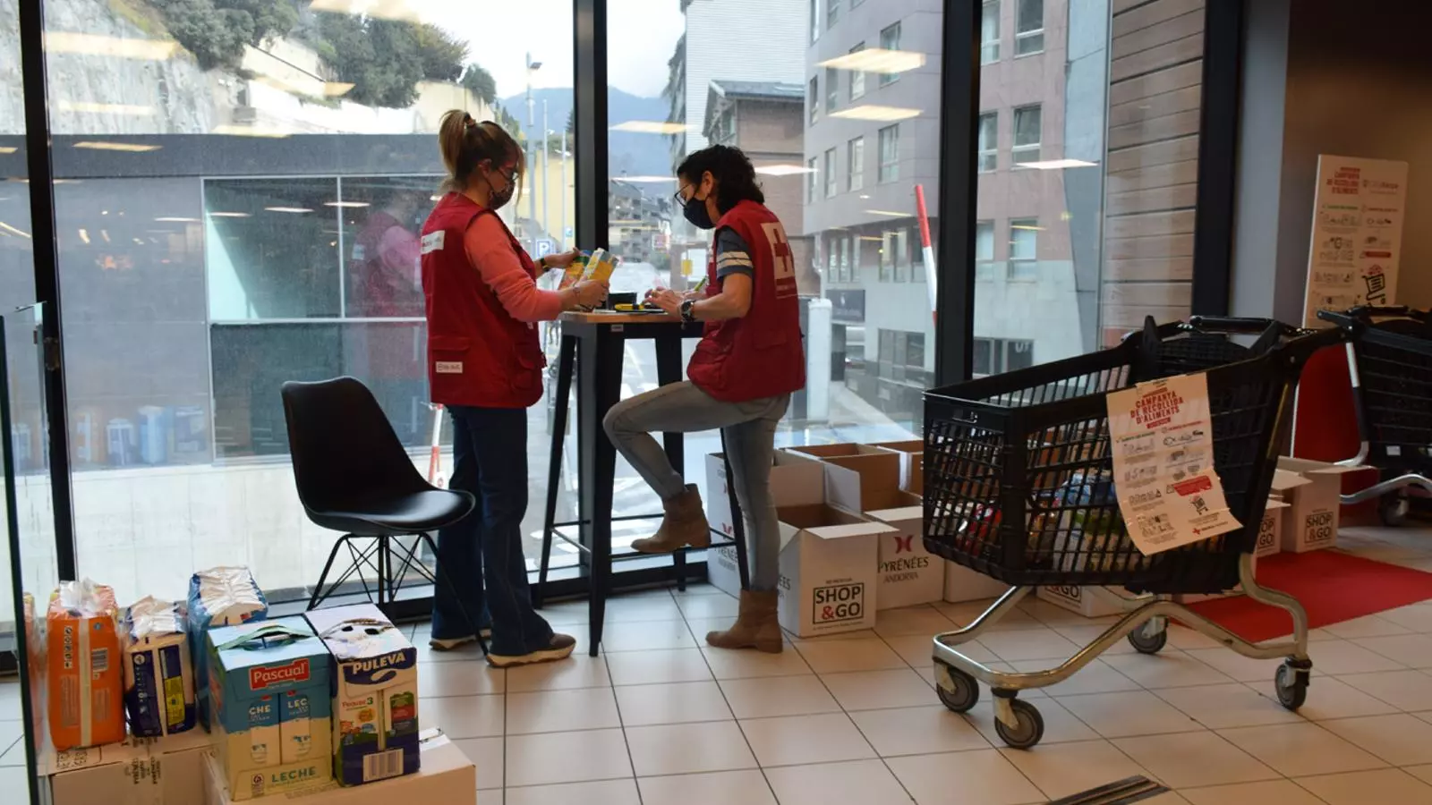 Dues voluntàries a la recollida d'aliments de la Creu Roja Andorrana d'aquest cap de setmana.