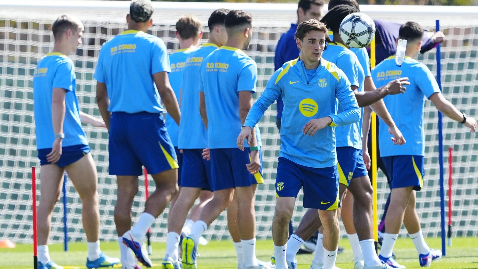 Gavi, en primer término, durante un entrenamiento del Barça