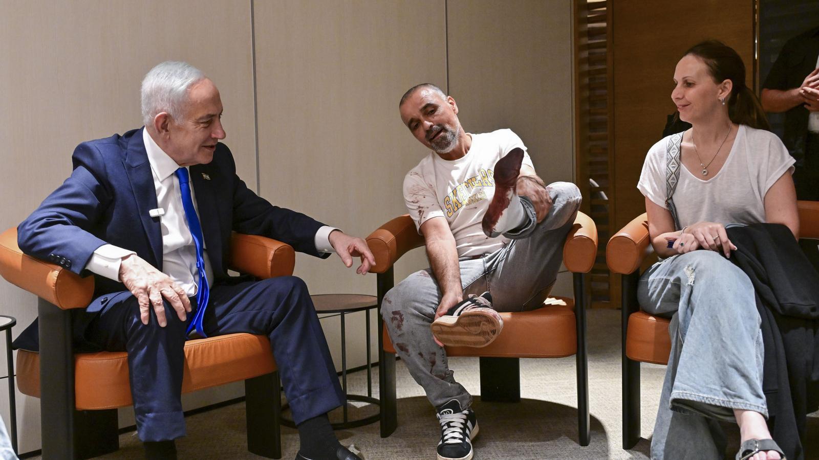 The Israeli Prime Minister, Benjamin Netanyahu (l), received this Wednesday at Ben Gurion Yaniv (c), one of the Israeli passengers who, together with two others, immobilized the co-pilot before he took control of the plane