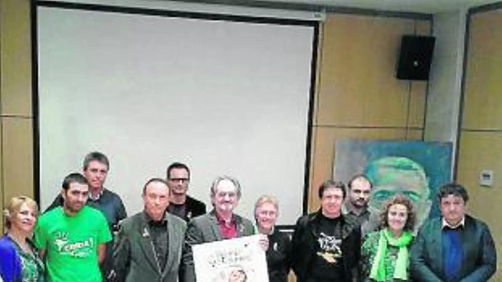 Jaume Mateu, amb la serigrafia de Guillem Crespí amb què s'obsequiarà els premiats a la gala.