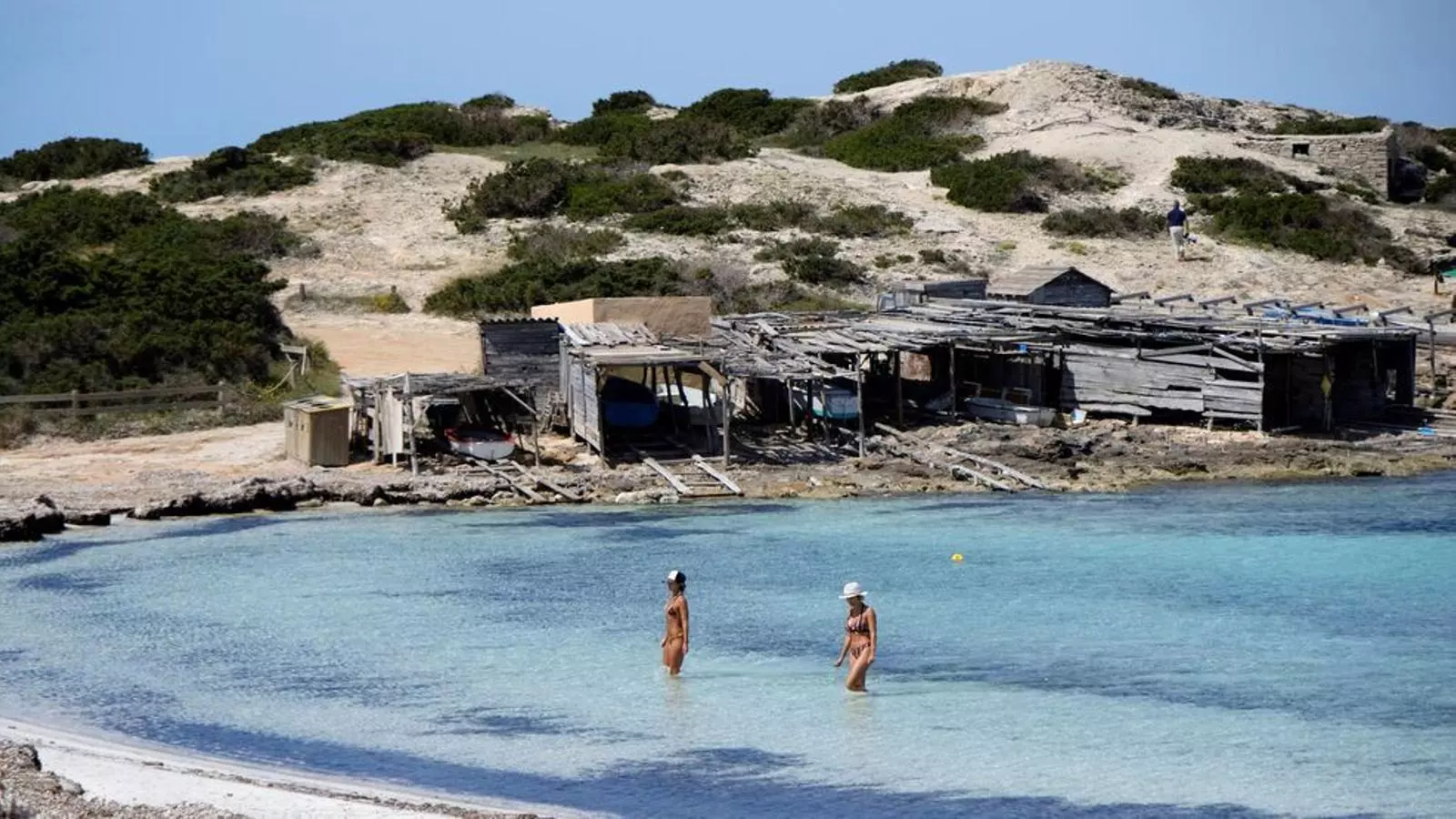 Dues banyistes a la platja de les Illetes de Formentera. / SERGIO G. CAÑIZARES/EFE