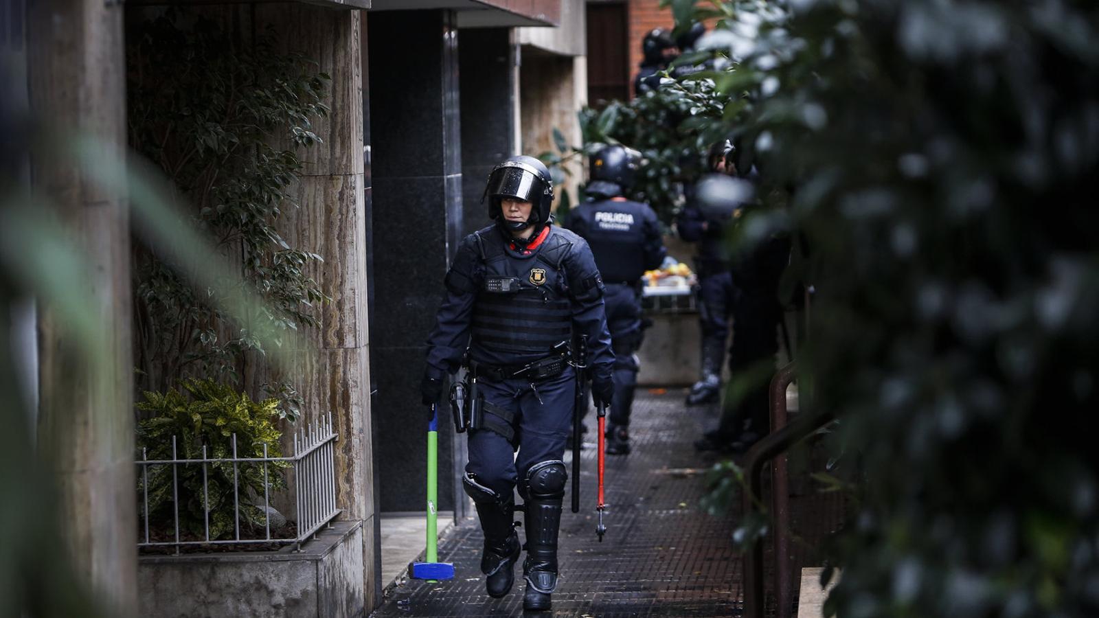 Concentración contra los desahucios en el Raval ayer por la mañana.