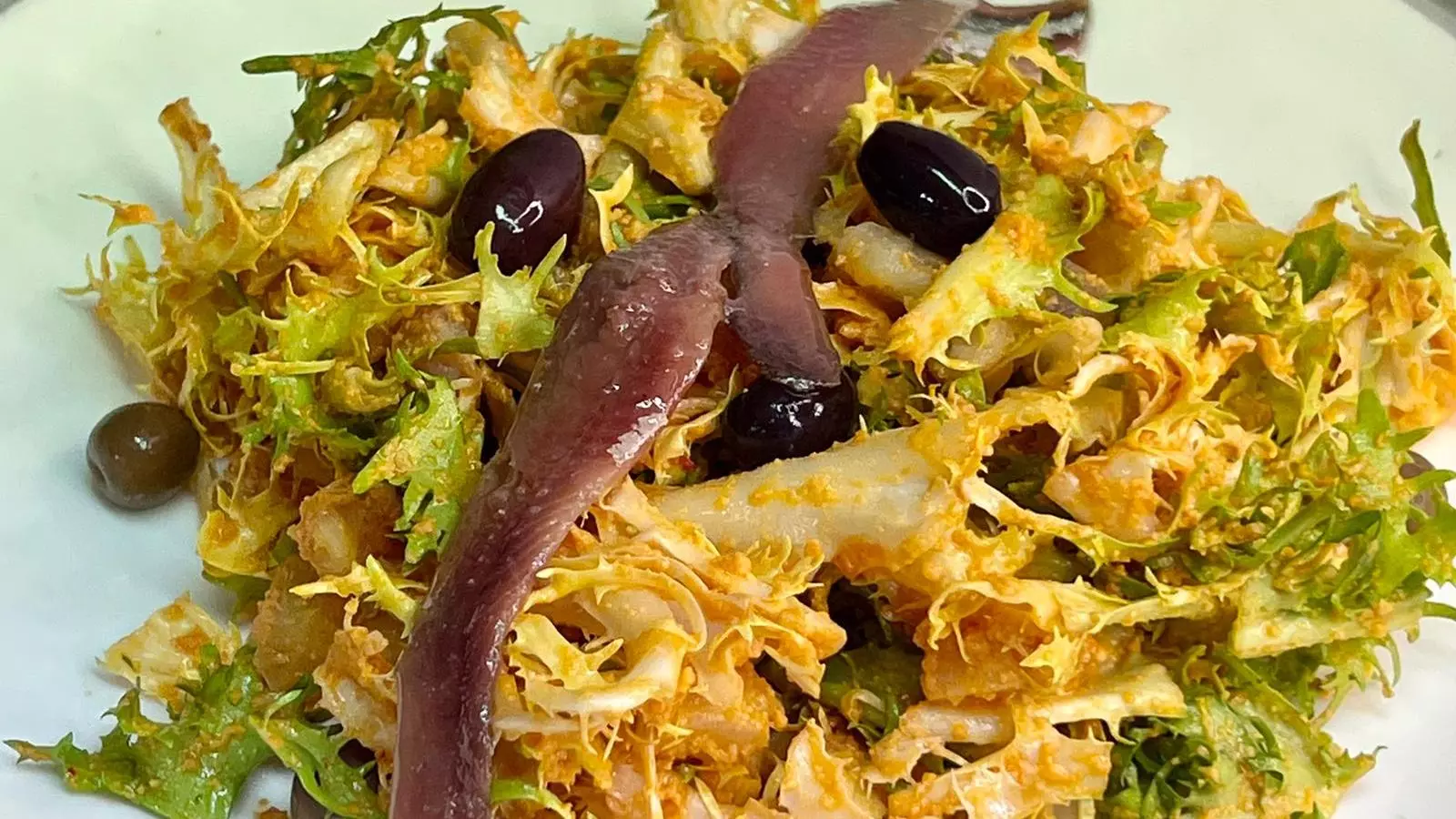 El xató es menja a l'hivern perquè l'escarola, un dels ingredients principals, és de temporada de fred