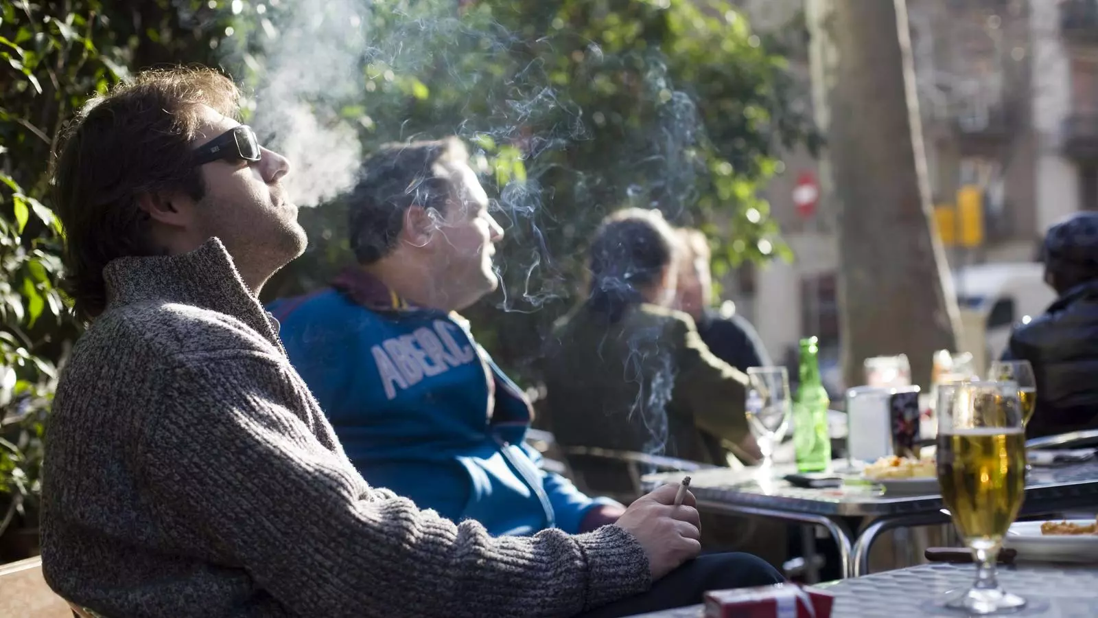Fumadors en una terrassa d'un bar