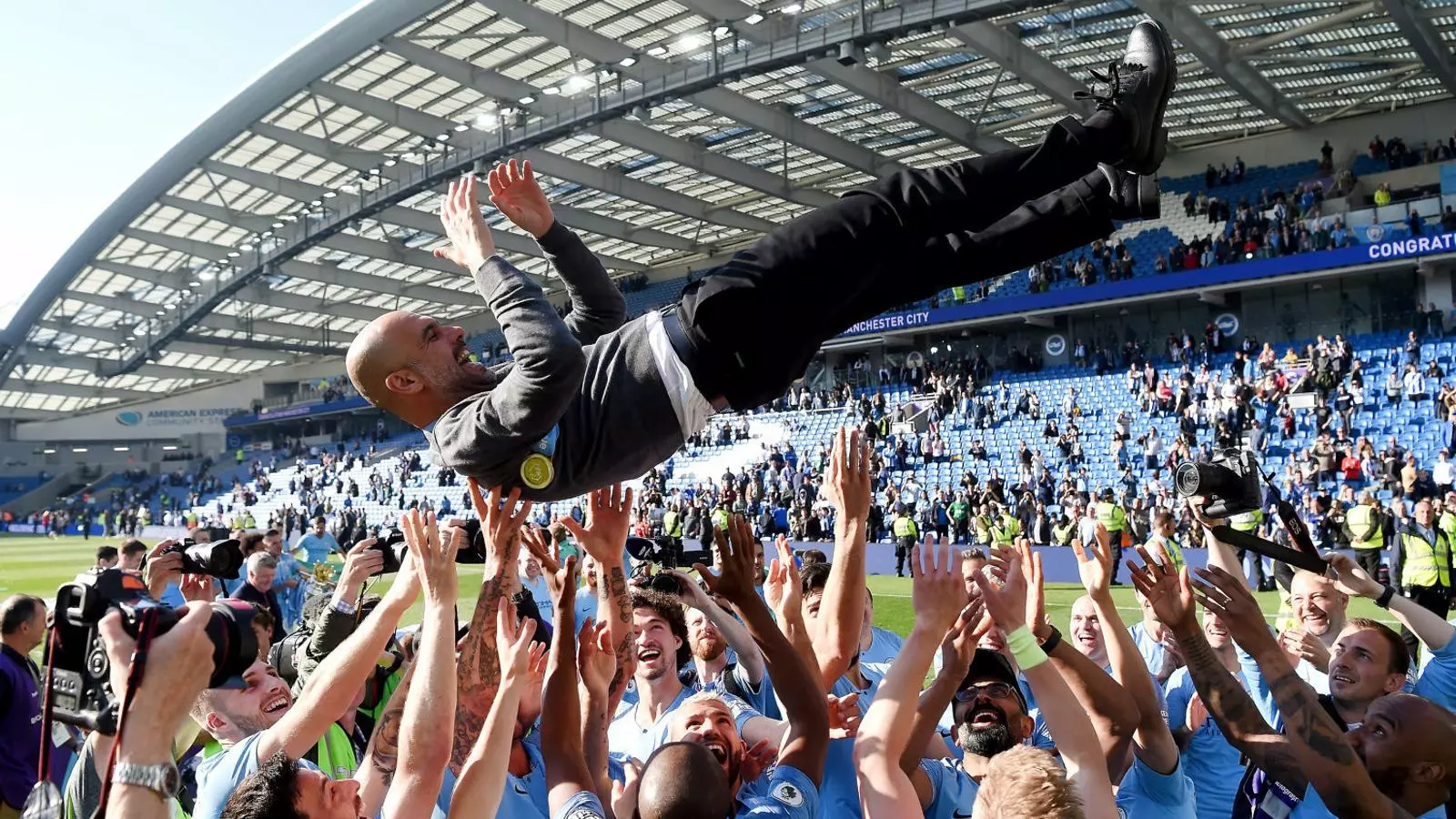 Pep Guardiola, entrenador del Manchester City, mantejat pels jugadors del seu equip per celebrar el títol.