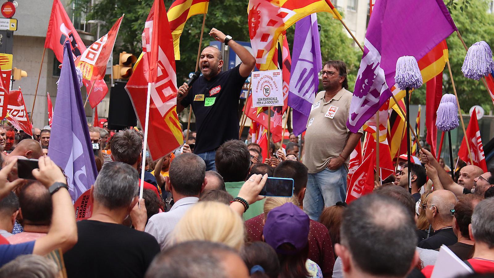 Els secretaris generals a Catalunya de CCOO i la UGT, Javier Pacheco i Camil Ros, durant l’acte per l’augment salarial davant la seu de Foment.