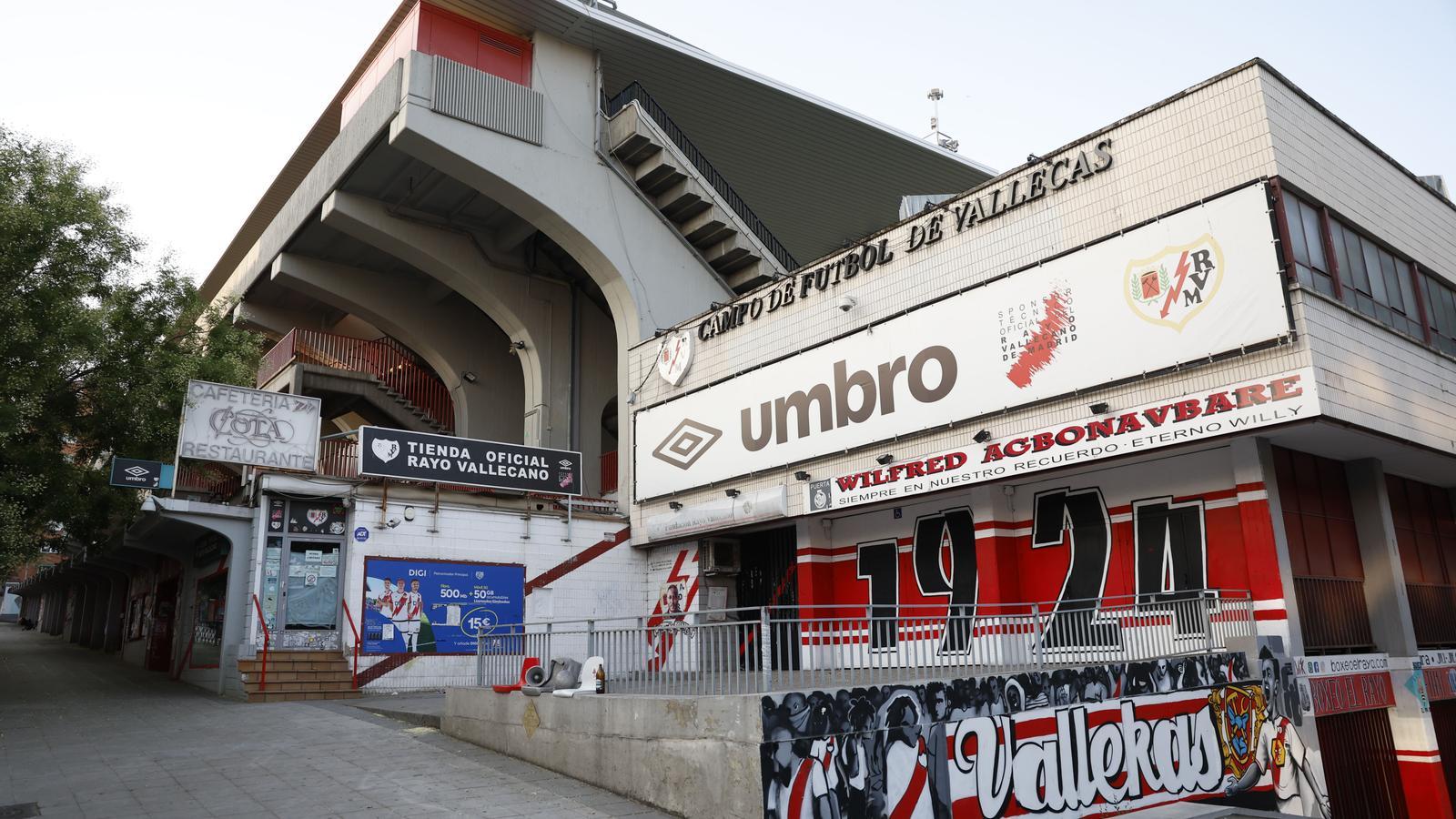 Image of one of the facades of the Vallecas stadium