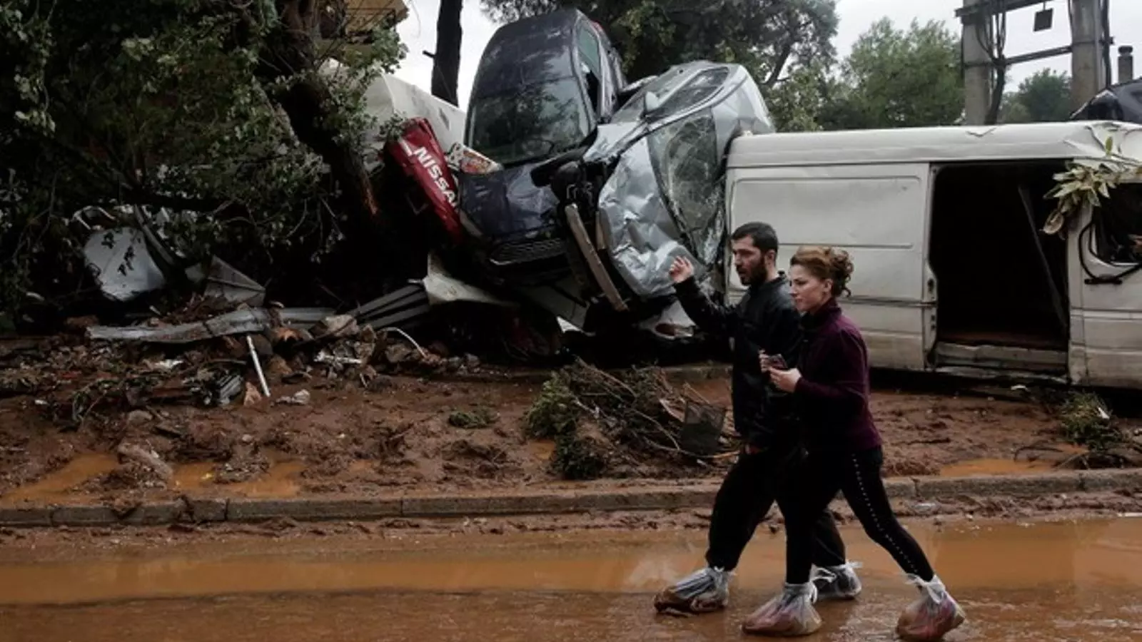 Les pluges fortes han arrossegat cotxes amb facilitat / Alkis Konstantinidis REUTERS