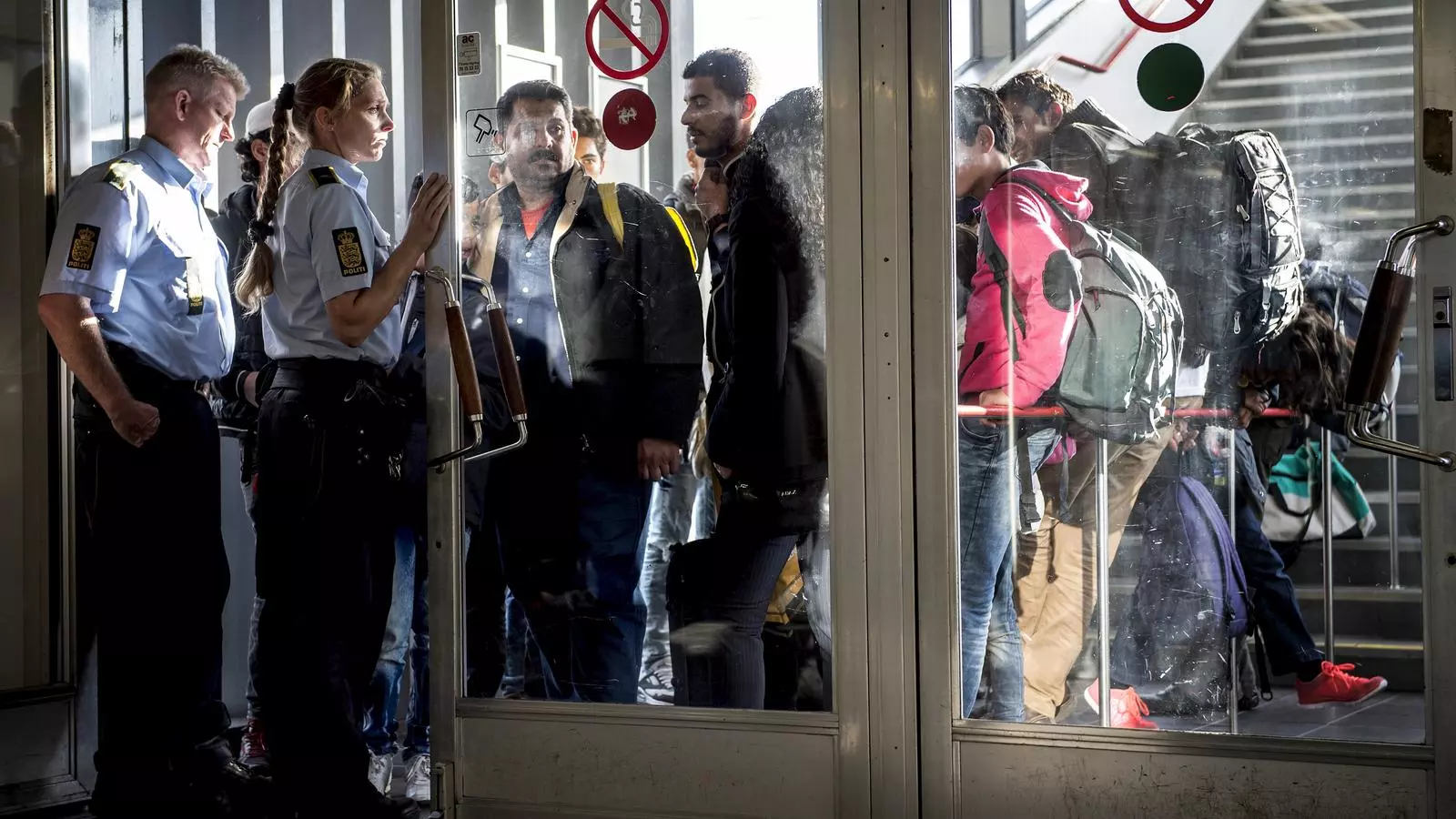 La policia danesa controla l'arribada d'immigrants al país.