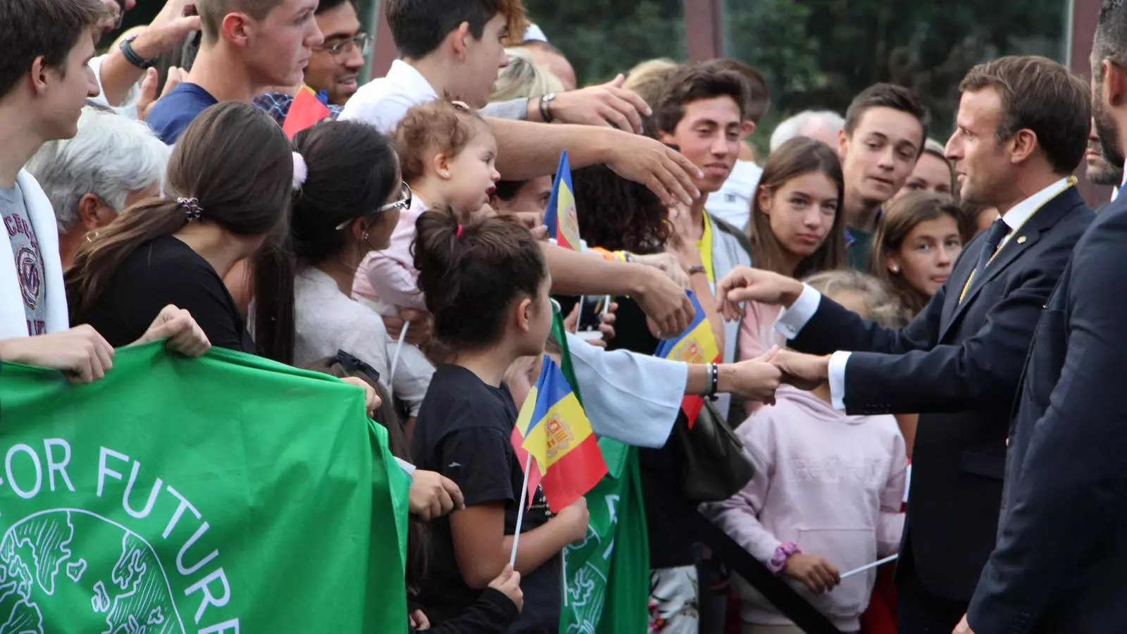 Macron saludant als ciutadans que s'han acostat per veure'l. / T.N.