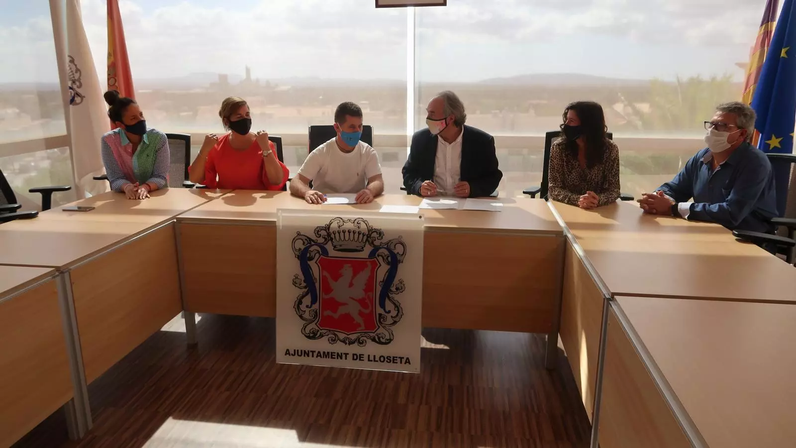El conseller d’Educació, Martí March, i el batle de Lloseta, José María Muñoz, durant la signatura del conveni