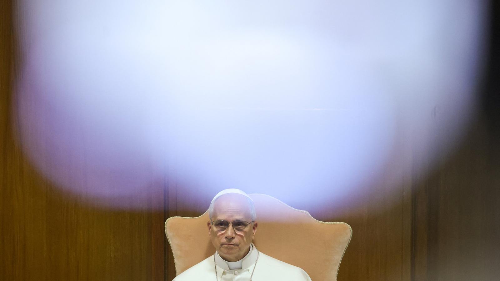 El papa León XIV asiste a la presentación de 'Magnifica humanitas', su primera encíclica, centrada en el auge de la inteligencia artificial, en el Aula Nuova del Sínodo del Vaticano.