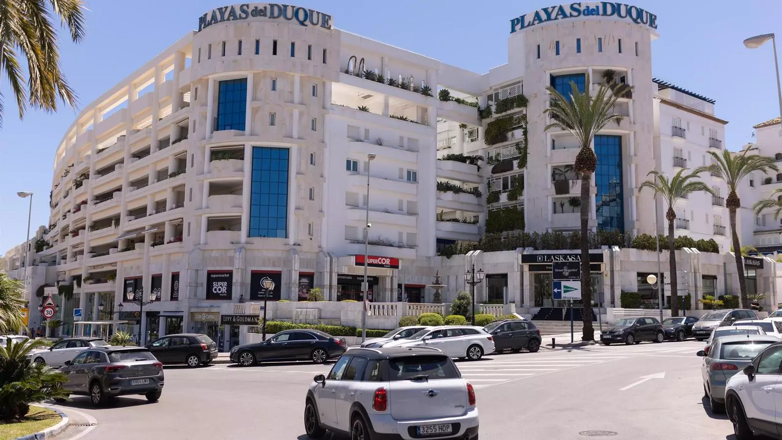 La urbanització Playas del duque, on vivia la difunta exprincesa Kasia Gallanio, a Puerto Banús, Marbella