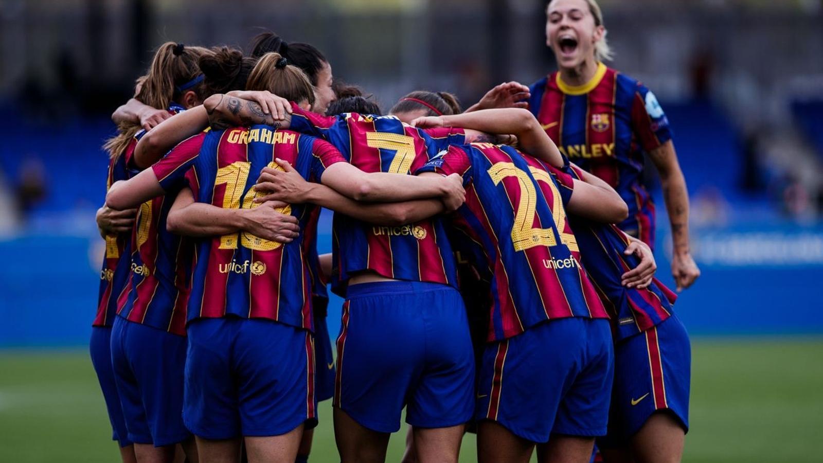 Barça players celebrating Lieke Martens' goal