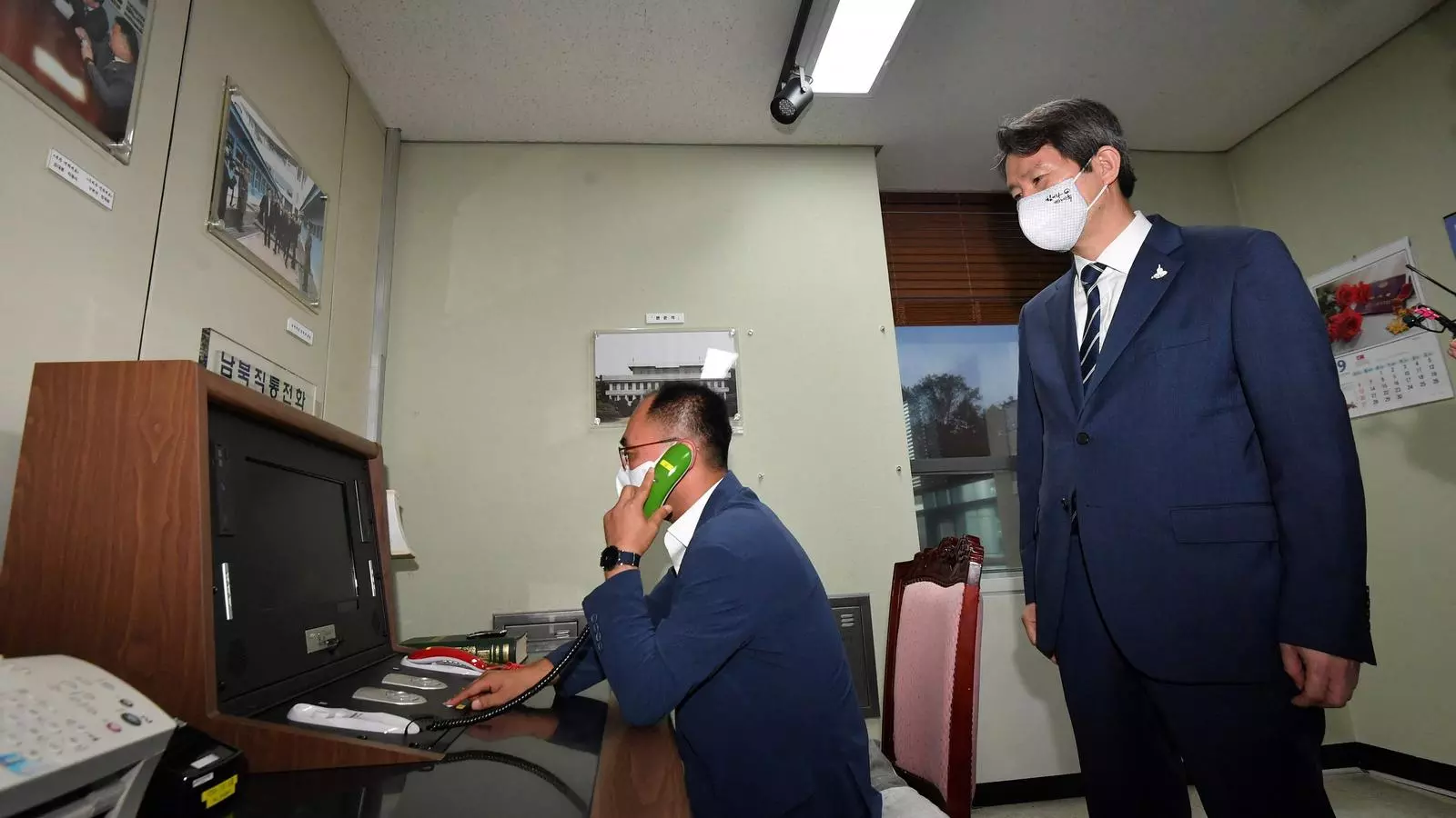 El ministre de la Unificació de Corea del Sud, Lee In-young observa la "línia directa" intercoreana durant una visita a Panmunjom