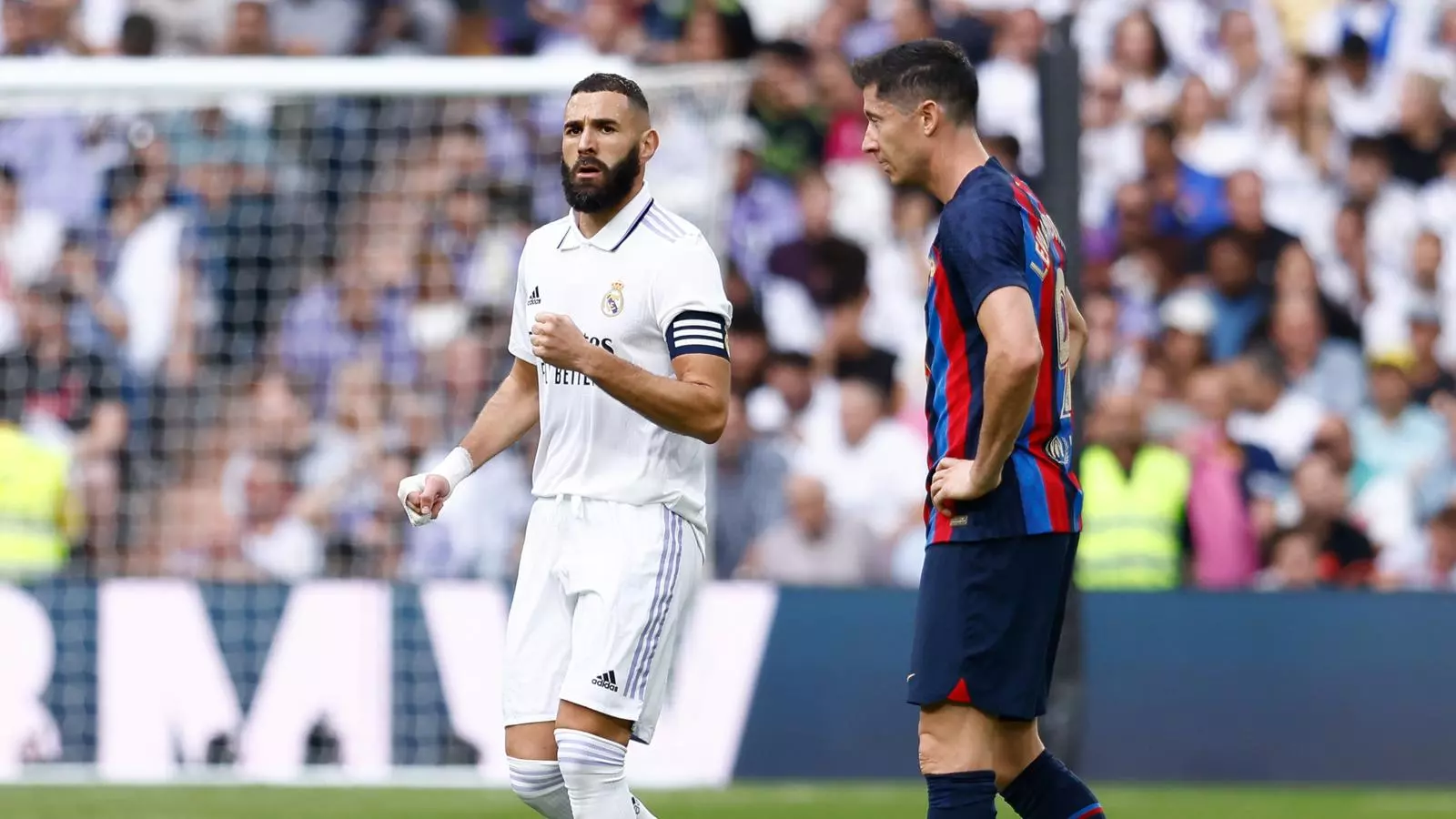 Karim Benzema celebrando un gol ante Lewandowski.