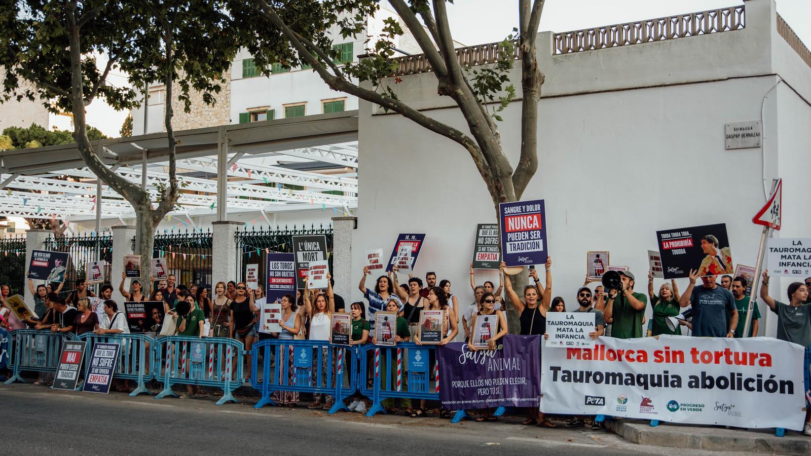 Alrededor de 200 personas se manifestaron delante de la plaza de toros