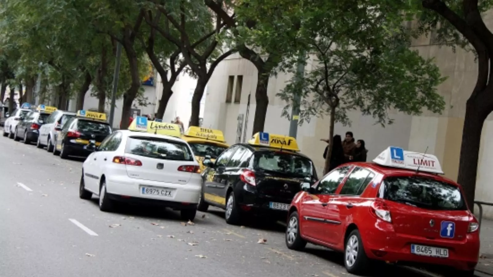 Un cotxe d'autoescola fent pràctiques de conducció / ACN