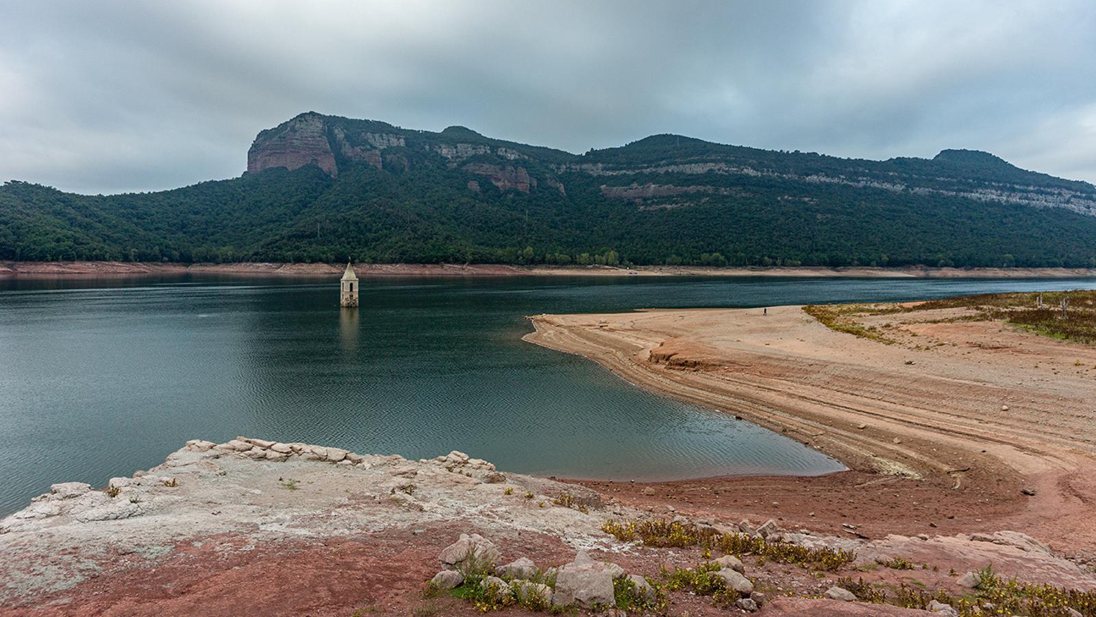 Estat del pantà de Sau aquest matí / EMILI VILAMALA