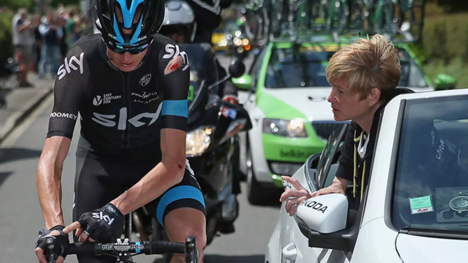 Chris Froome rep atenció mèdica després de caure al Tour / TEAMSKY.com