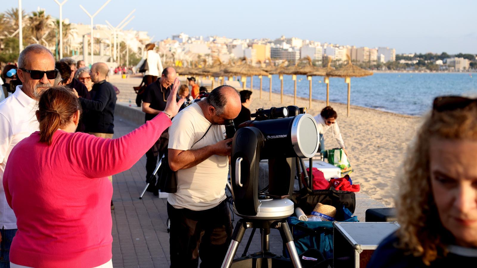 Simulacre per al dia de l'eclipsi a la platja de Palma.