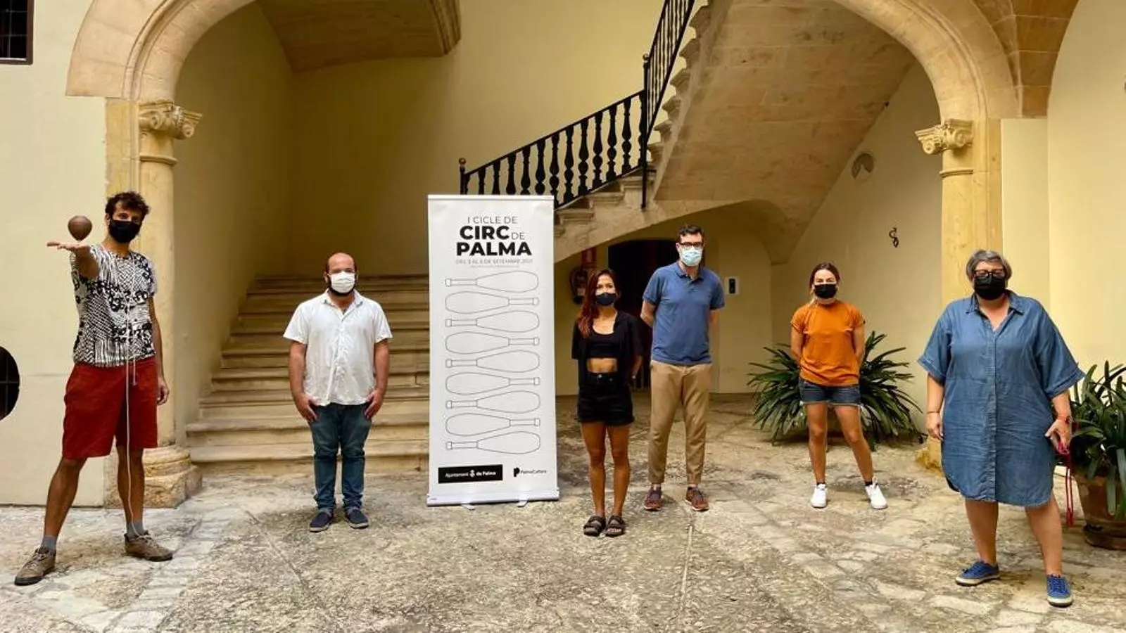 Antoni Noguera, Miquel Àngel Contreras i Tina Codina, entre artistes circenses, a la presentació del cicle.