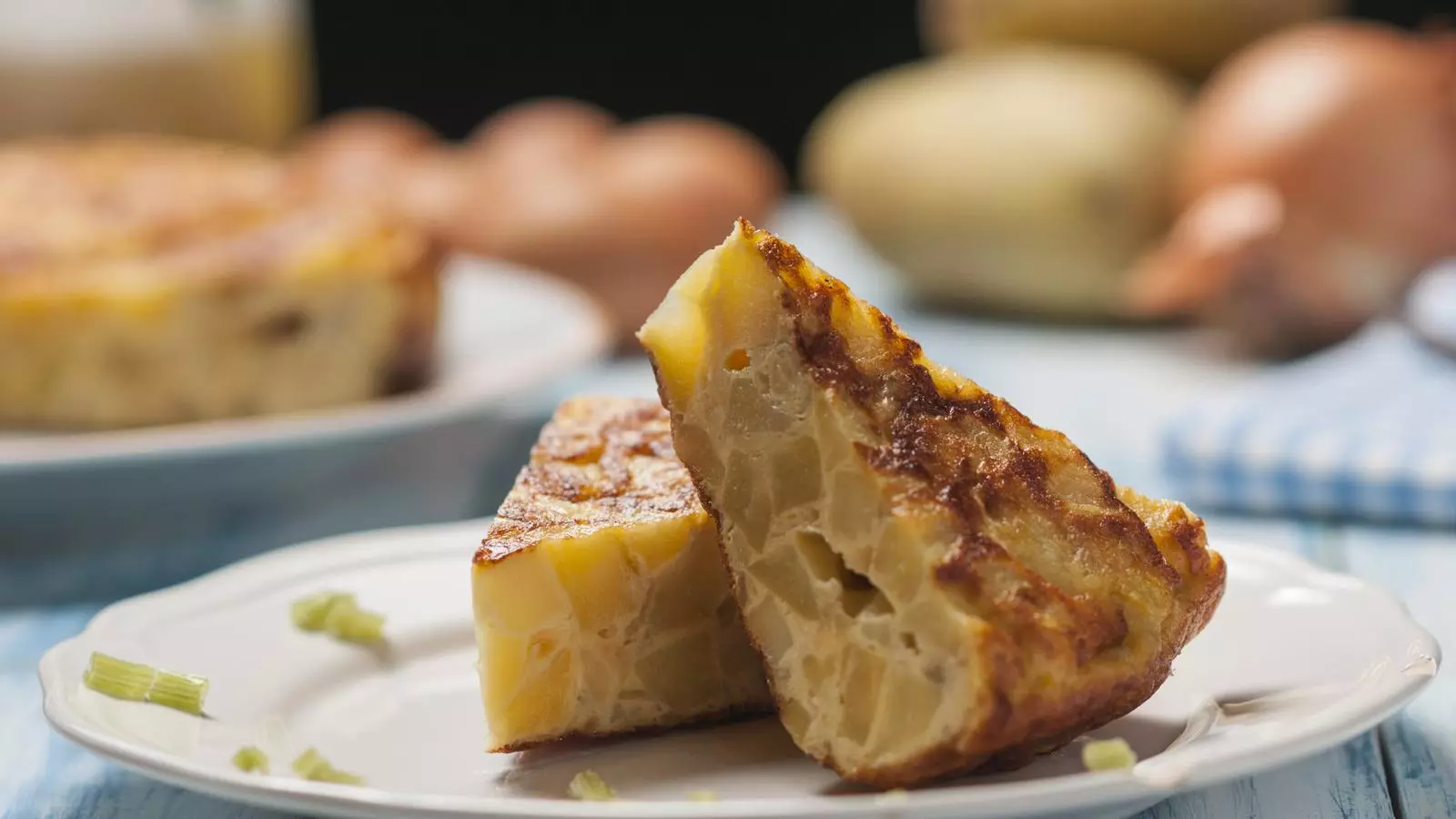 La truita de patates divideix la població entre els que hi posen ceba i els qui no